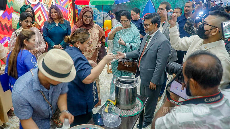 ঢাকার ইন্টারন্যাশনাল কনভেনশন সিটি বসুন্ধরায় বৃহস্পতিবার ১২তম এশিয়ান ট্যুরিজম ফেয়ারের বিভিন্ন স্টল ঘুরে দেখেন অতিথিরা