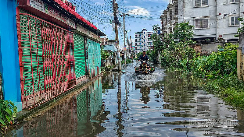 কুমিল্লার পুরাতন গোমতী নদীর তীরবর্তী ঘনবসতিপূর্ণ এলাকা চাঁনপুরে জলাবদ্ধতার সমস্যা দীর্ঘদিনের