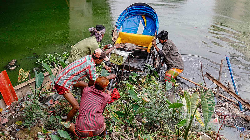 বনানীর ১১ নম্বর সড়ক থেকে সোমবার দুপুরে ব্যাটারিচালিত রিকশা চালকরা সরে গেলে লেইক থেকে রিকশা তুলতে যান চালক সাইফুল ইসলামসহ কয়েকজন