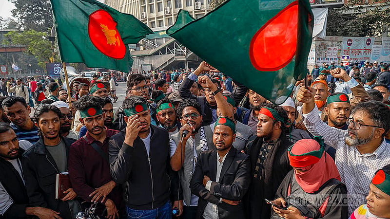 পিলখানা হত্যাকাণ্ডের মামলায় কারাগারে থাকা বিডিআর সদস্যদের মুক্তির দাবিতে তাদের স্বজনরা বৃহস্পতিবার দুপুরে শাহবাগ মোড় অবরোধ করে শ্লোগান দিতে থাকেন
