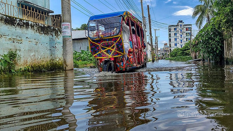 টানা বৃষ্টি হলে সহজে পানি নামে না কুমিল্লা শহরের পুরনো আবাসিক এলাকা চাঁনপুরে; এলাকাটি সিটি করপোরেশনের বাইরে পড়ায় সমস্যা সমাধানের কোনো উদ্যোগ নেই