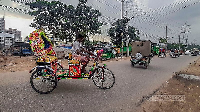 রাজধানীর রায়ের বাজারে একটি ওয়ার্কশপে ব্যাটারিচালিত রিকশা তৈরি শেষে পরীক্ষামূলকভাবে চালিয়ে দেখছেন একজন শ্রমিক।
