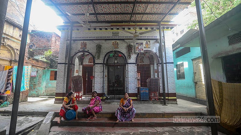 নারিন্দার শরৎ গুপ্ত রোডের ৪৪ নম্বর বাড়ির ভেতর রয়েছে শত বছরের পুরনো শ্রী শ্রী মধুসূদন নারায়ণ বিগ্রহ মন্দির
