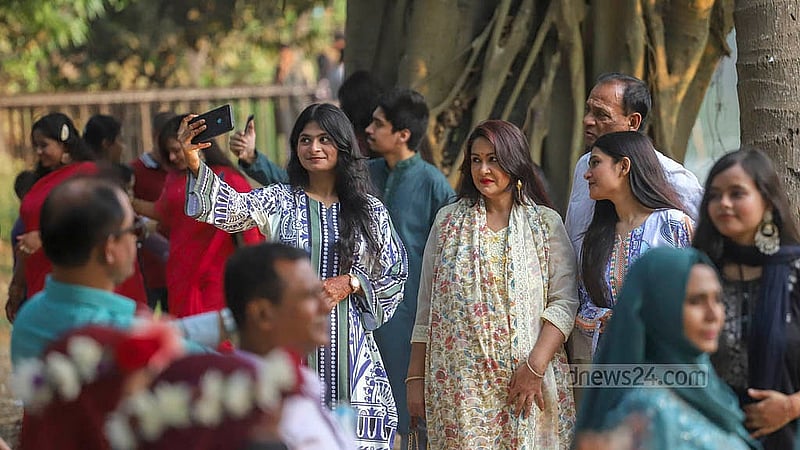 রাজধানীর রমনা পার্কে ঈদের পর তৃতীয় দিন ঘুরতে আসা দর্শনার্থীরা নিজেরা