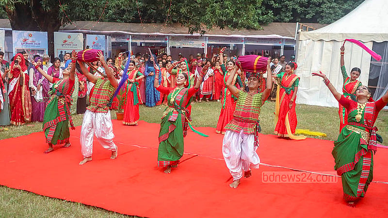 বাংলা একাডেমি প্রাঙ্গণে যুবমেলার উদ্বোধন অনুষ্ঠানে নৃত্য পরিবেশন করেন শিল্পকলা একাডেমির শিল্পীরা