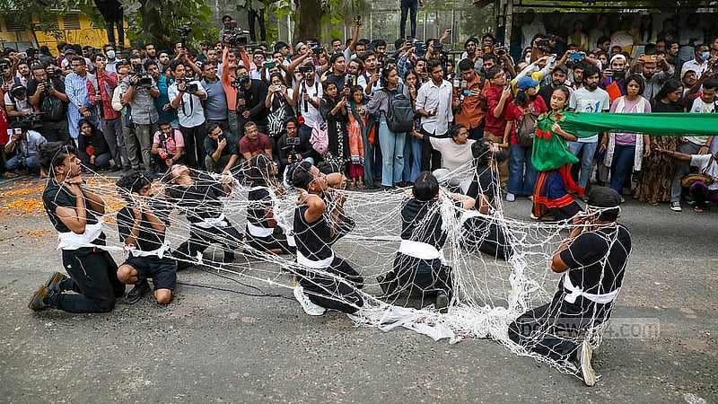 শিক্ষার্থী ও সাংস্কৃতিক সংগঠনের কর্মীরা গণপরিবেশনা ‘লাল মজলুমে’ গণআন্দোলনের বিভিন্ন অধ্যায় তুলে ধরেন।