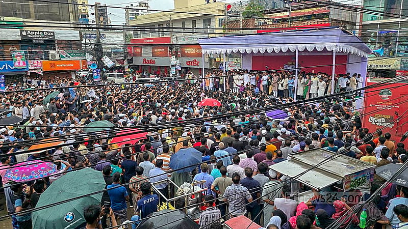 ফরিদপুর শহরের জনতা ব্যাংক মোড়ে বৃহস্পতিবার এনসিপির পথসভায় নেতাকর্মীদের ভিড়