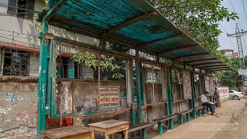 খিলগাঁও ফ্লাইওভারের কাছে দুটি যাত্রী ছাউনির মধ্যে একটির অবস্থা কিছুটা ভালো। এর ছাদ আছে কিন্তু কাচ ও কাচের ফ্রেম হাওয়া হয়ে গেছে