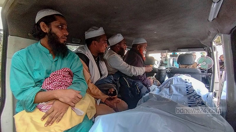 টঙ্গীর তুরাগ তীরে বিশ্ব ইজতেমা মাঠের দখলকে কেন্দ্র করে মাওলানা জুবায়ের ও মাওলানা সাদপন্থিদের মধ্যে বুধবার সকালে সংঘর্ষে আহতদের মধ্যে একজনের মৃত্যুর পর তার লাশ টঙ্গীর আহসান উল্লাহ মাস্টার জেনারেল হাসপাতাল থেকে নিয়ে যাওয়া হচ্ছে।
