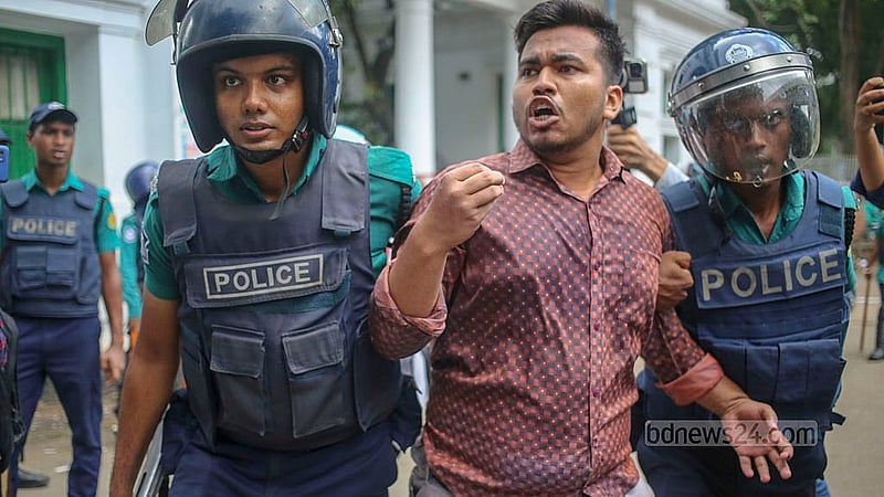 ‘মার্চ ফর জাস্টিস’ কর্মসূচির সমর্থনে বুধবার হাই কোর্ট অভিমুখে ঢাকা বিশ্ববিদ্যালয়ের শিক্ষক-শিক্ষার্থীদের পদযাত্রা থেকে এক শিক্ষার্থীকে আটকের চেষ্টা করে পুলিশ।