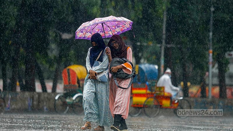 বৃষ্টি থামার লক্ষণ না থাকায় বৃহস্পতিবার দুপুরে ঢাকা বিশ্ববিদ্যালয় এলাকায় ছাতা মাথায় গন্তব্যে রওনা হন অনেকেই