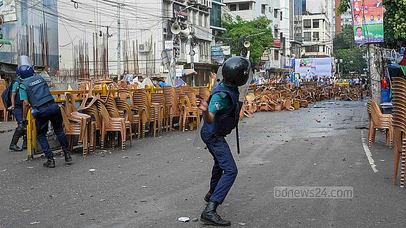 ঢাকার কাকরাইলে কেন্দ্রীয় কার্যালয়ের সামনে শনিবার জাতীয় পার্টির কর্মী সমাবেশ ঘিরে দলটির নেতাকর্মীদের সঙ্গে পুলিশের ধাওয়া-পাল্টা ধাওয়ার ঘটনা ঘটে।