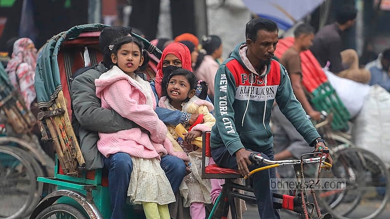 নিম্নচাপের কারণে সকাল থেকেই ঢাকার আকাশ কুয়াশাচ্ছন্ন থাকায় ঠান্ডা অনুভূত হয়েছে দিনভর। ঘরের বাইরে আসা ছোট-বড় সবাই প্রস্তুতি নিয়েই বের হয়েছেন
