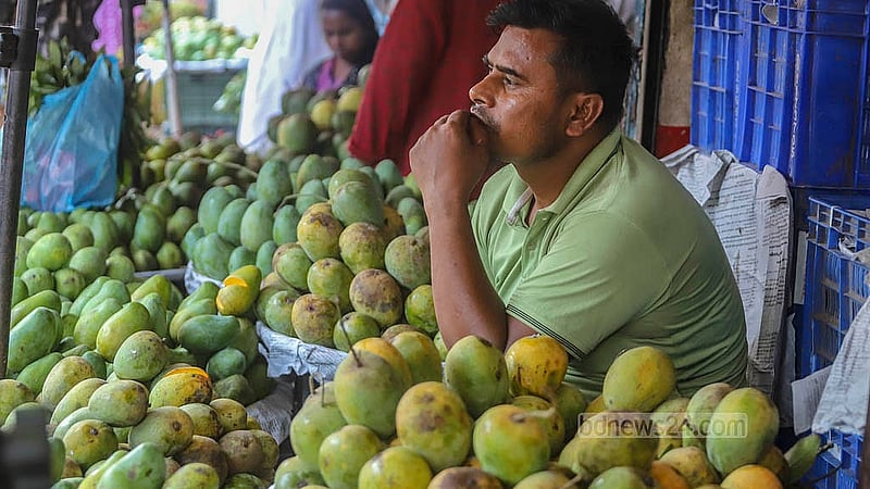 রাজধানীর বাদামতলী ফলের আড়তে বিভিন্ন জাতের আমের পসরা সাজিয়ে বসেছেন বিক্রেতারা। জাত ও আকারভেদে দামেও ভিন্নতা রয়েছে