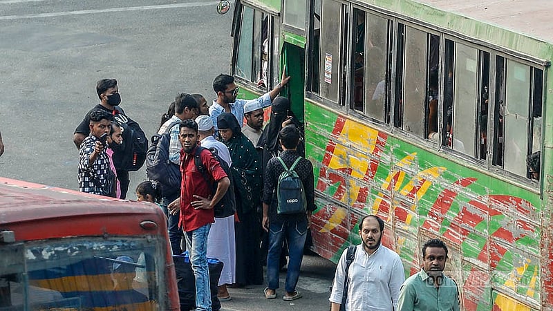 মেট্রো লাইনের বিয়ারিং প্যাড খুলে পড়ায় রোববার মেট্রোরেল চলাচল বন্ধ করে দেওয়া হয়। ফলে চাপ বাড়ে গণপরিবহনে। বাসের জন্য অপেক্ষায় থাকার এ