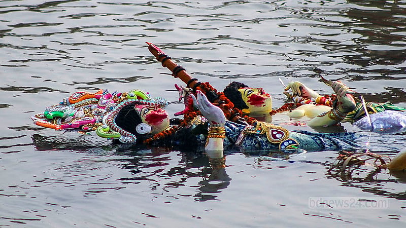 দুর্গা পূজার দশমী তিথিতে রোববার ঢাকার বছিলার বুড়িগঙ্গা নদীতে প্রতিমা বিসর্জনের মধ্য দিয়ে দেবী দুর্গাকে বিধায় জানায় ভক্তরা