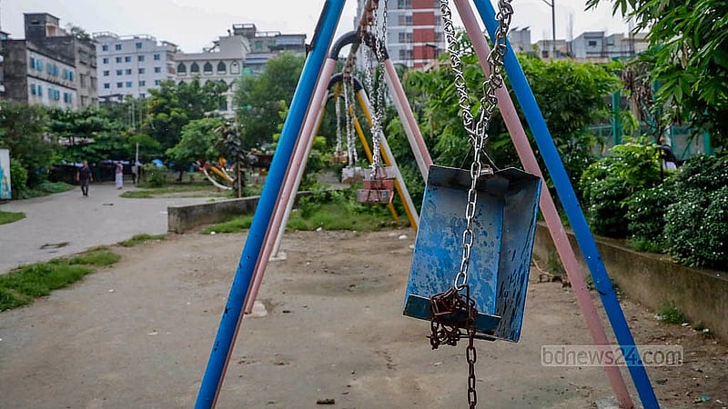 পুরান ঢাকার গেন্ডারিয়ার ধুপখোলা মাঠের পাশে শিশু পার্কে আটটি দোলনা রয়েছে। তবে প্রত্যেকটি পেচিয়ে তালা মেরে রাখা হয়েছে। যাতে কেউ ব্যবহার করতে না পারে