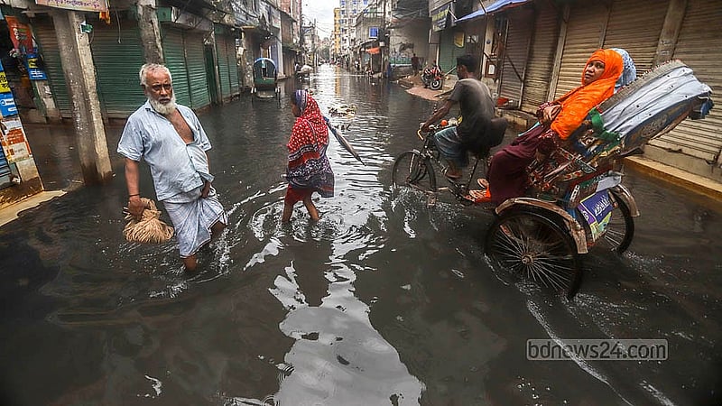 প্রায় দুই বছর ধরে জলাবদ্ধ রাজধানীর উত্তর জুরাইনের ‘পাইপ রাস্তা’। এই সড়ক দিয়ে প্রতিদিন চলাচল করতে গিয়ে ভোগান্তিতে পড়েন হাজারো মানুষ