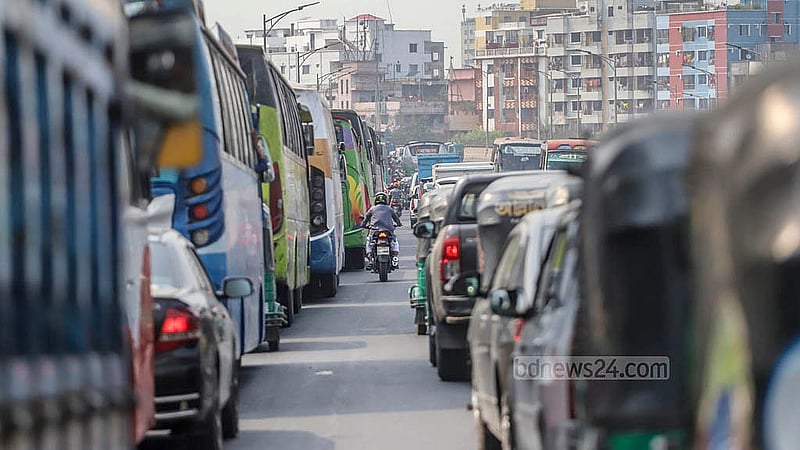 রাজধানীর হানিফ ফ্লাইওভারে দীর্ঘ যানজট। রোববারের চিত্র