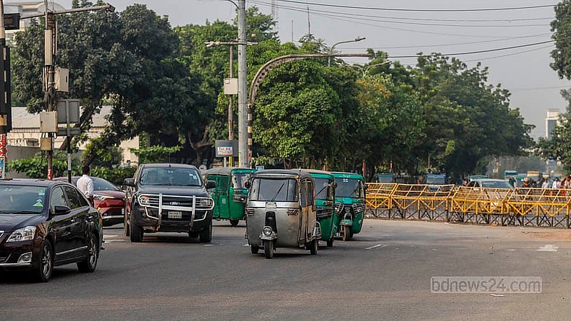 শহীদ তাজউদ্দিন আহমেদ সরণি হয়ে বিজয় সরণি যাওয়া প্রধান সড়কে দেওয়া হয়েছে ব্যারিকেড। সেখানে ডাইভারশনের কারণে মহাখালী হয়ে তেজগাঁও সাতরাস্তা যাওয়ার জন্য কোনো যানবাহনকে আর থামতে হচ্ছে না