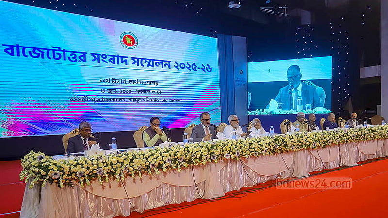 ঢাকার ওসমানী স্মৃতি মিলনায়তনে মঙ্গলবার বাজেট পরবর্তী সংবাদ সম্মেলনে অতিথিরা