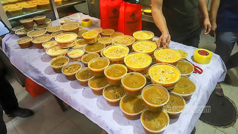 শবে বরাত উপলক্ষে চকবাজারের সড়কের পাশে বিভিন্ন দোকানে নকশা করা পাউরুটির সাথে মিলছে গাজর, বুটের ও সুজির হালুয়া। প্রতি কেজি হালুয়ার দাম ৩০০ থেকে ৭০০ টাকা