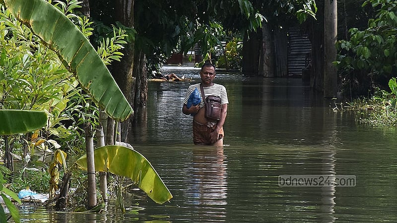 বন্যায় ফেনীর বিরলী বাজার রতনপুর গ্রামে বাড়ি থেকে রাস্তার নামলেই কোমর পানি। এরমধ্যেই হেঁটে গন্তব্যে পৌঁছানোর চেষ্টা