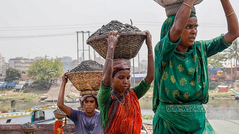ঢাকার গাবতলীতে তুরাগ নদীতে বাল্কহেড থেকে কয়লা তুলছেন নারী শ্রমিকরা