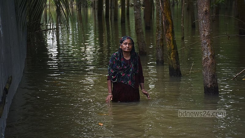 ফেনীর বিরলী গ্রামে ঘর থেকে পানি নেমে গেলেও উঠানে রয়েছে পানি, যাতে খেলছে কিশোররা