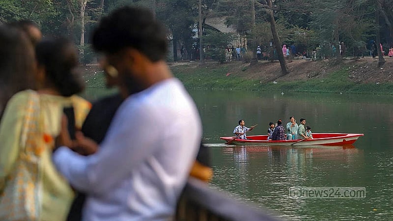 রমনার লেকে নৌকায় ঘুরে বেড়াচ্ছেন দর্শনার্থীরা। প্রতি ঘণ্টায় এ জন্য দিতে হয় ৫০০ থেকে এক হাজার টাকা