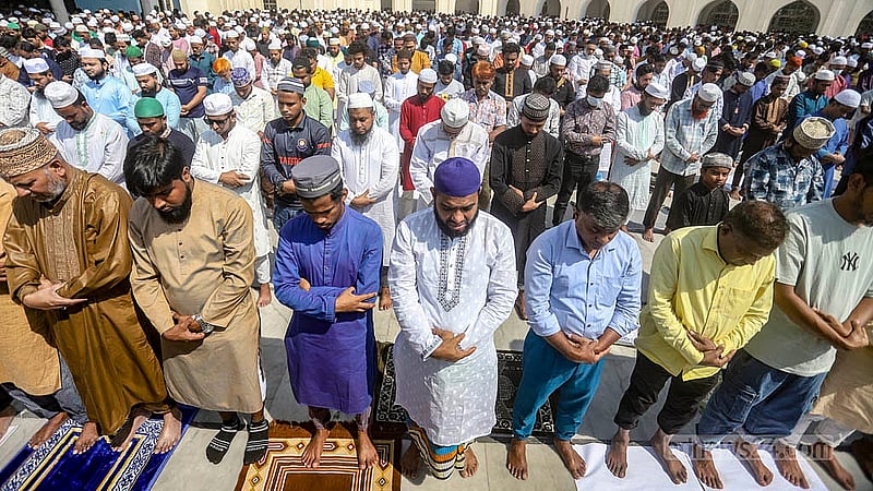 রোজার মাসের প্রথম জুমায় বায়তুল মোকাররম জাতীয় মসজিদে নামাজ আদায় করে হাজারো মানুষ