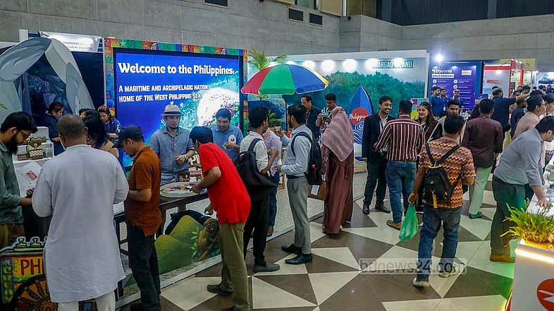 ঢাকার ইন্টারন্যাশনাল কনভেনশন সিটি বসুন্ধরায় বৃহস্পতিবার ১২তম এশিয়ান ট্যুরিজম ফেয়ারে দর্শনার্থীদের ভিড়। তিন দিনের এ মেলা চলবে শনিবার পর্যন্ত