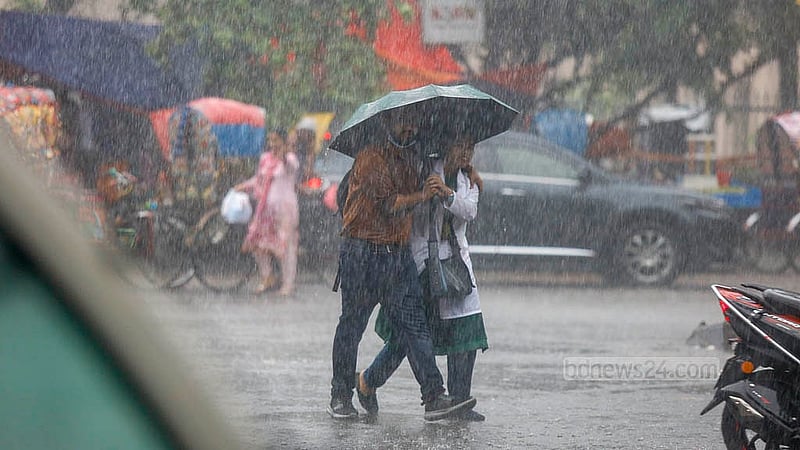 ঝুম বৃষ্টির মধ্যে মঙ্গলবার ঢাকার শাহবাগ এলাকায় ছাতা মাথায় গন্তব্যে রওনা হন অনেকেই