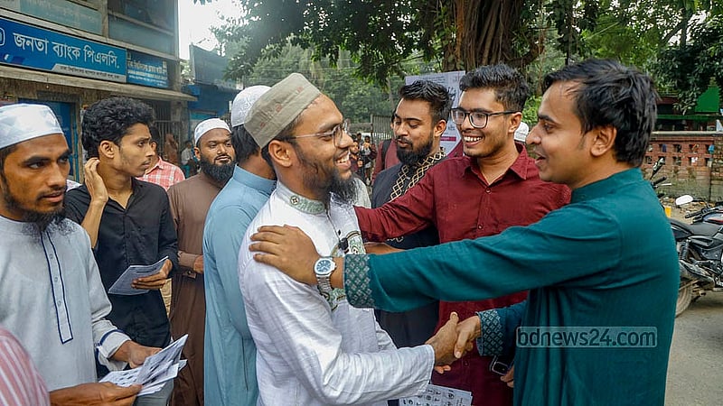 ডাকসু নির্বাচনে প্রচার শুরুর প্রথম দিন মঙ্গলবার টিএসসি এলাকায় কুশল বিনিময় করেন ইসলামী ছাত্র আন্দোলনের প্যানেল ‘সচেতন শিক্ষার্থী সংসদ’ ও ‘স্বতন্ত্র শিক্ষার্থী ঐক্য’ প্যানেল