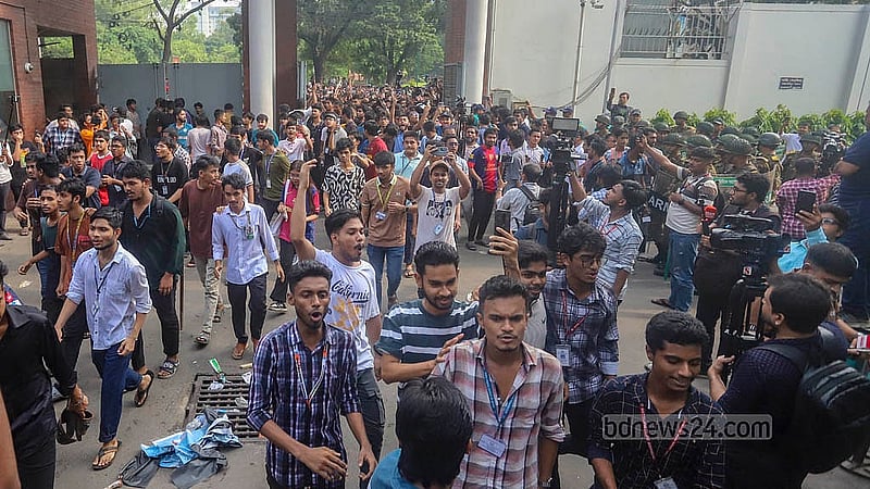 শিক্ষা উপদেষ্টা ও সচিবের পদত্যাগের দাবিতে মঙ্গলবার সচিবালয়ের প্রধান ফটক ভেঙে ভেতরে প্রবেশ করেন এইচএসসি পরীক্ষার্থীরা
