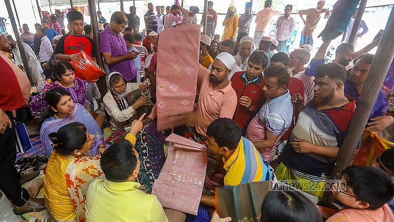 নারায়ণগঞ্জের রূপগঞ্জের নোয়াপাড়ায় সাপ্তাহিক জামদানি শাড়ির হাট বসে প্রতি শুক্রবার। শুরু হয় ভোর ৫টায়; চলে সকাল ৯টা পর্যন্ত