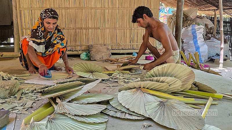 ফরিদপুরের বোয়ালমারী উপজেলার সাতৈর ইউনিয়নে তালপাতার হাতপাখা পুরনো ঐতিহ্য। চৈত্র থেকে শুরু করে বৈশাখ- এই উইনিয়নে চলে হাতপাখা বানানোর কাজ