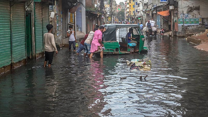 পানিতে তলিয়ে থাকায় রাজধানীর উত্তর জুরাইনের ‘পাইপ রাস্তা’ দিয়ে খুব একটা যান চলাচল করে না। ফলে স্থানীয় বাসিন্দাদের পোহাতে হয় ভোগান্তি