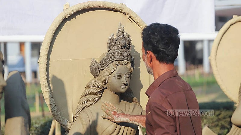মাটি দিয়ে ফুটিয়ে তোলা হচ্ছে প্রতিমা। মাদারীপুরের মৃৎশিল্পীরা ঢাকা বিশ্ববিদ্যালয়ের জগন্নাথ হলে তৈরি করছেন এসব সরস্বতী প্রতিমা