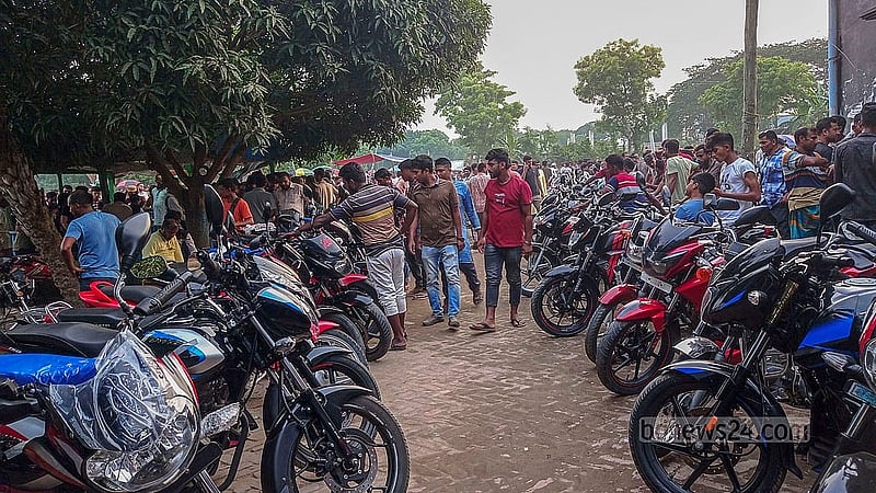 চুয়াডাঙ্গার আলমডাঙ্গার পুরনো মোটরসাইকেলের হাটে আসেন আশেপাশের জেলার মানুষেরাও