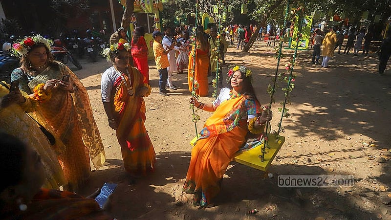 ঢাকা বিশ্ববিদ্যালয়ের চারুকলার বকুলতলায় শুক্রবার বসন্ত উৎসবে অনেকেই মাতেন আনন্দে