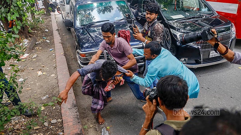 ধানমন্ডি ৩২ নম্বরে শুক্রবার বঙ্গবন্ধুর ভেঙে দেওয়া বাড়িতে শ্রদ্ধা জানাতে আসা এক রিকশা চালককে মারধর করে সরিয়ে দেন আওয়ামী লীগ বিরোধীরা