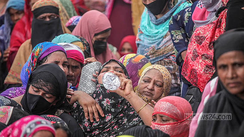 রাজধানীর শনিরআখড়ায় বৃহস্পতিবার টিসিবির ট্রাকসেলের পণ্য পেতে লাইনে দাঁড়ান নারী-পুরুষরা। দীর্ঘ সময় রোদের মধ্যে দাঁড়িয়ে অনেকে ক্লান্ত হয়ে পড়েন। পানি পান করতে দেখা যায় এক নারীকে