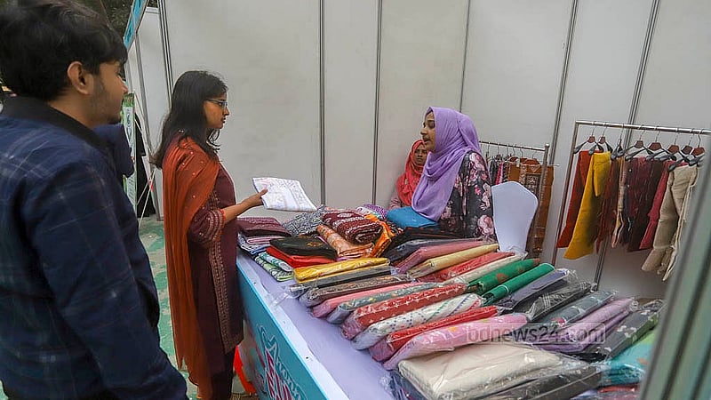 ঢাকার গুলশানে বিচারপতি শাহাবুদ্দিন পার্কে ‘ফান ফেয়ারে’ স্টল ঘুরে দেখেন ক্রেতা-দর্শনার্থীরা