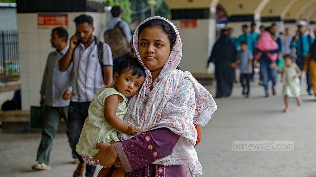 কোরবানি ঈদের ছুটি শেষে গ্রাম থেকে ফিরছে ঢাকাবাসী। শনিবার দুপুরে কমলাপুর স্টেশনে শিশু কোলে ফিরেছিলেন এক নারী