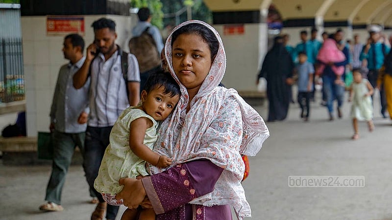 কোরবানি ঈদের ছুটি শেষে গ্রাম থেকে ফিরছে ঢাকাবাসী। শনিবার দুপুরে কমলাপুর স্টেশনে শিশু কোলে ফিরেছিলেন এক নারী