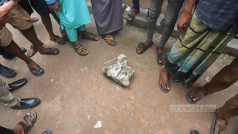 মিটফোর্ড হাসপাতালের সামনে বুধবার প্রকাশ্যে কংক্রিটের এ বোল্ডার দিয়েই প্রকাশ্যে মাথা থেঁতলে হত্যা করা হয় ভাঙারি ব্যবসায়ী সোহাগকে