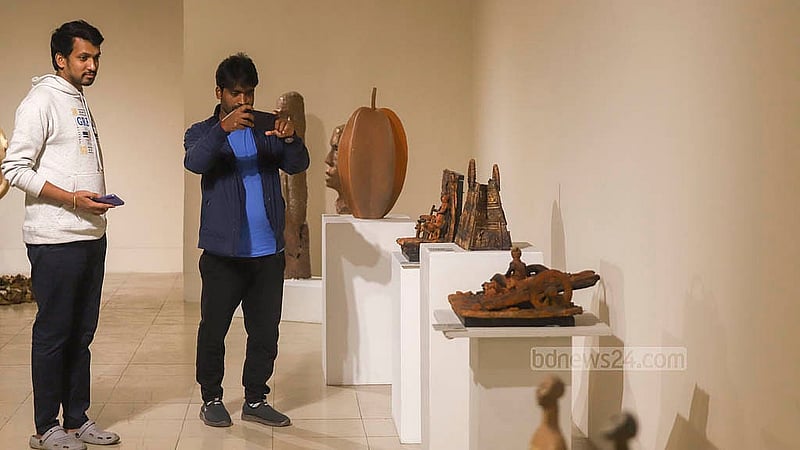 জাতীয় ভাস্কর্য প্রদর্শনী দেখতে আসা অনেককে বিভিন্ন ভাস্কর্যের