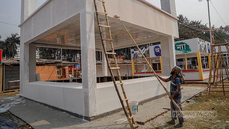 ঢাকার সোহরাওয়ার্দী উদ্যানে একুশে বইমেলার স্টলে পড়ছে রঙের প্রলেপ