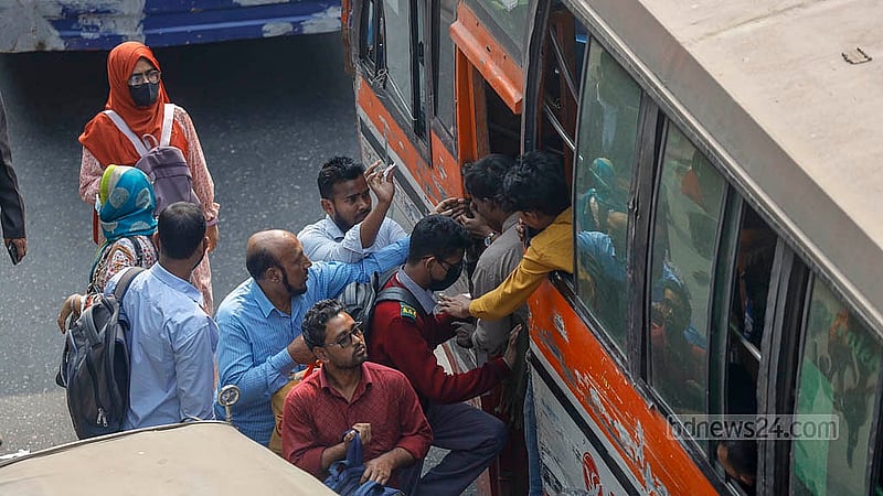 ঢাকার রাস্তায় চলছে হাতেগোনা বাস, কিন্তু যাত্রী বোঝাই। বুধবার বনানী এলাকায় স্টপেজে বাস থামতেই শুরু হয় ওঠার জন্য যাত্রীদের হুড়োহুড়ি